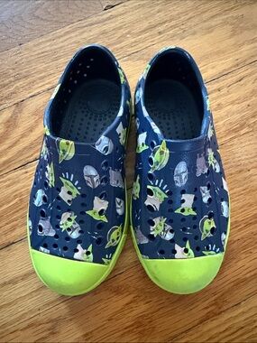 Toddler Native Navy & Lime Star Wars Print Slip-On Water Shoes